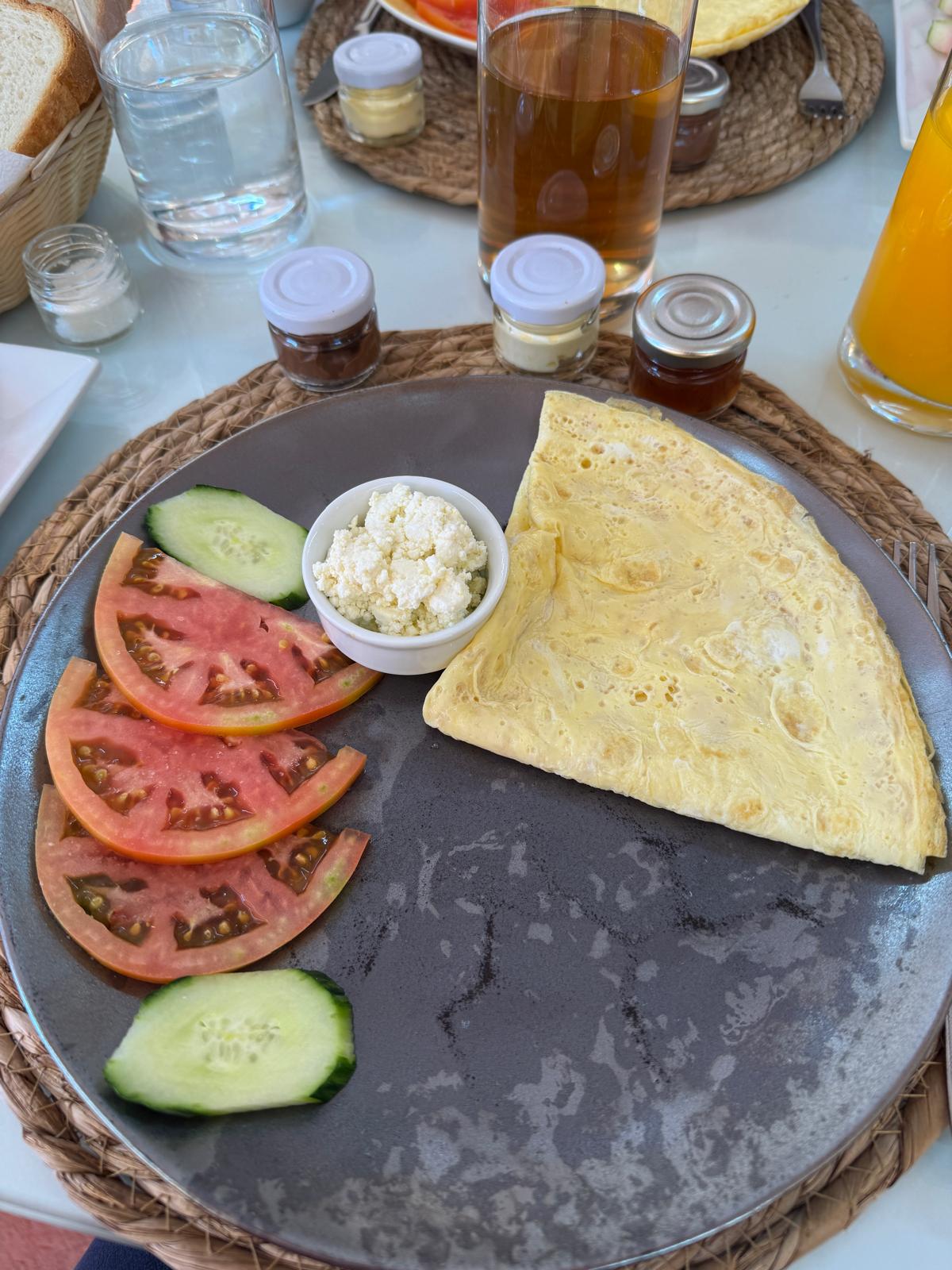 Breakfast plate with omelette, tomato, cucumber and cheese at Hotel Bebej Tradicional