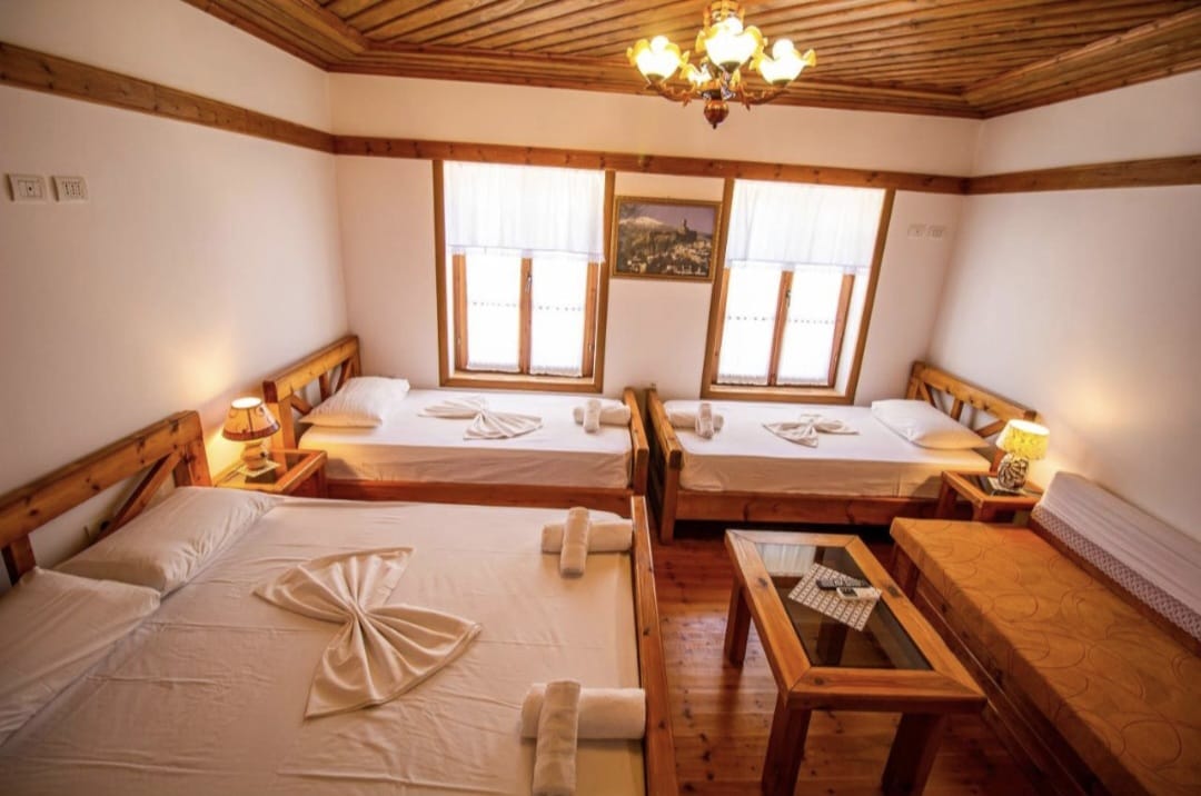Triple room with wooden ceiling and chandelier, Hotel Bebej Tradicional