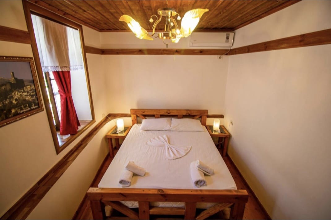 Cosy double room with wood-beam ceiling