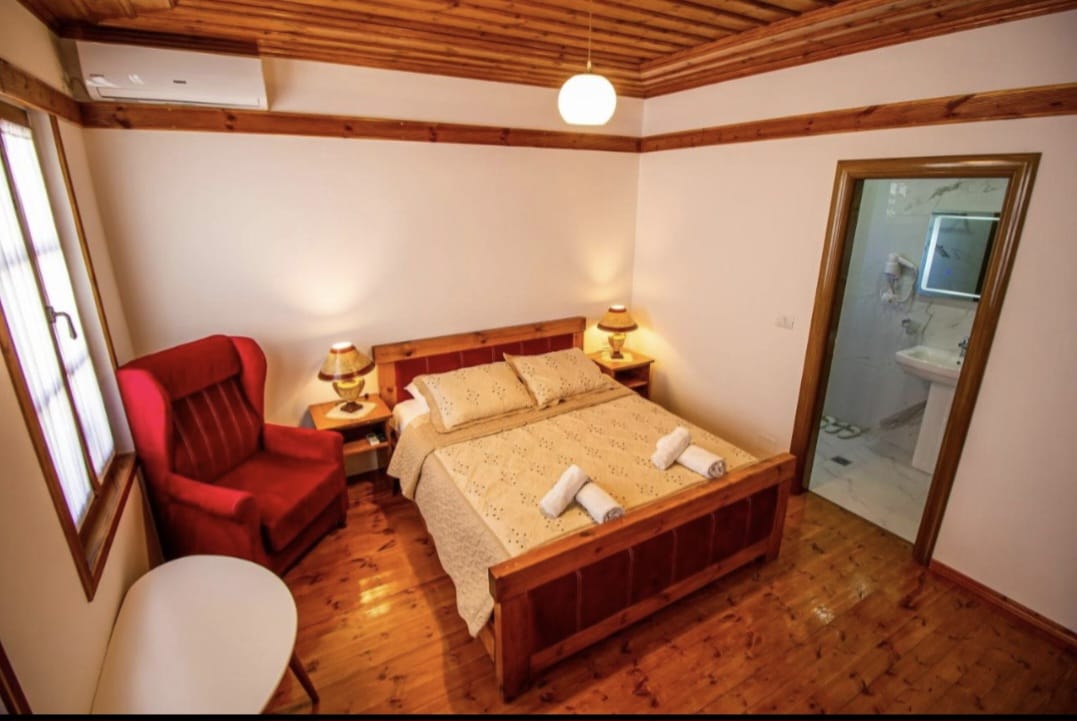 Double room with ensuite bathroom